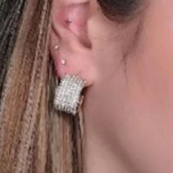 SUGARFIX by Baublebar Gold Finished Minimalist wide huggy hoop Earrings, NWT New - Picture 4 of 6